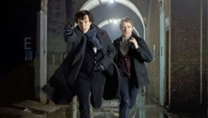 Sherlock (Benedict Cumberbatch) i Watson (Martin Freeman) w pościgu za przestępcą