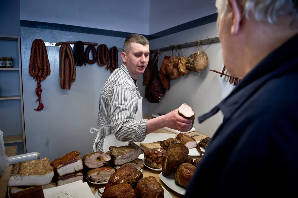 Stoisko z tradycyjnymi wędlinami na waszawskich "Koszykach"