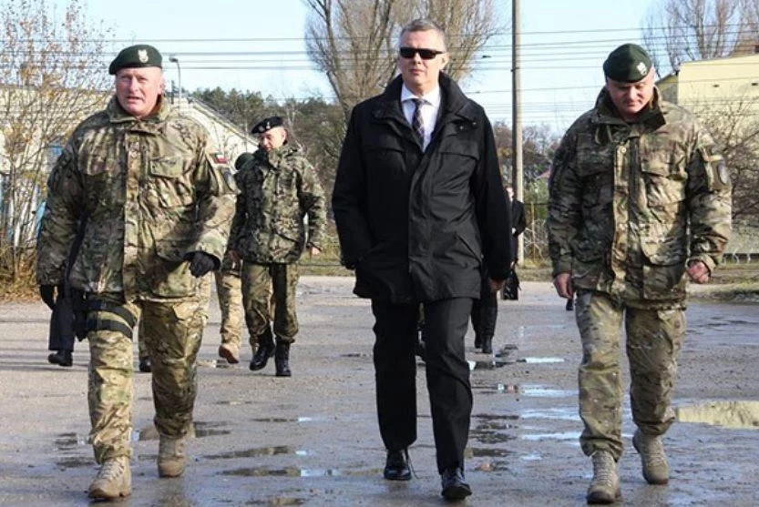 Minister Obrony Narodowej Tomasz Siemoniak w otoczeniu dowódców sił specjalnych, generałów Guta (z lewej) i Patalonga