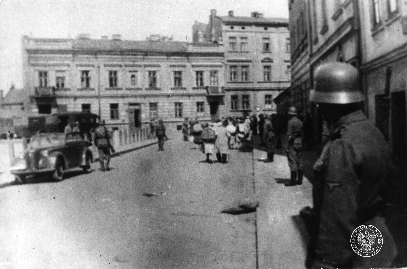 Pierwsza masowa akcja wysiedleńcza Żydów z getta krakowskiego do obozu zagłady w Bełżcu - czerwiec 1942 r. Fotografia wykonana przy ówczesnym Placu Zgody (dziś Plac Bohaterów Getta)