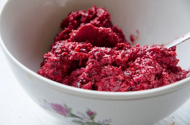 Pesto z pieczonych buraków możemy jesć też z pieczywem, fot. Malwina Zaborowska 