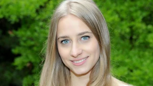Tuż przed egzaminami do szkoły teatralnej Julia (wtedy jeszcze Krzemińska) postanowiła przyjąć nazwisko panieńskie swojej babci, które zawsze się jej podobało.