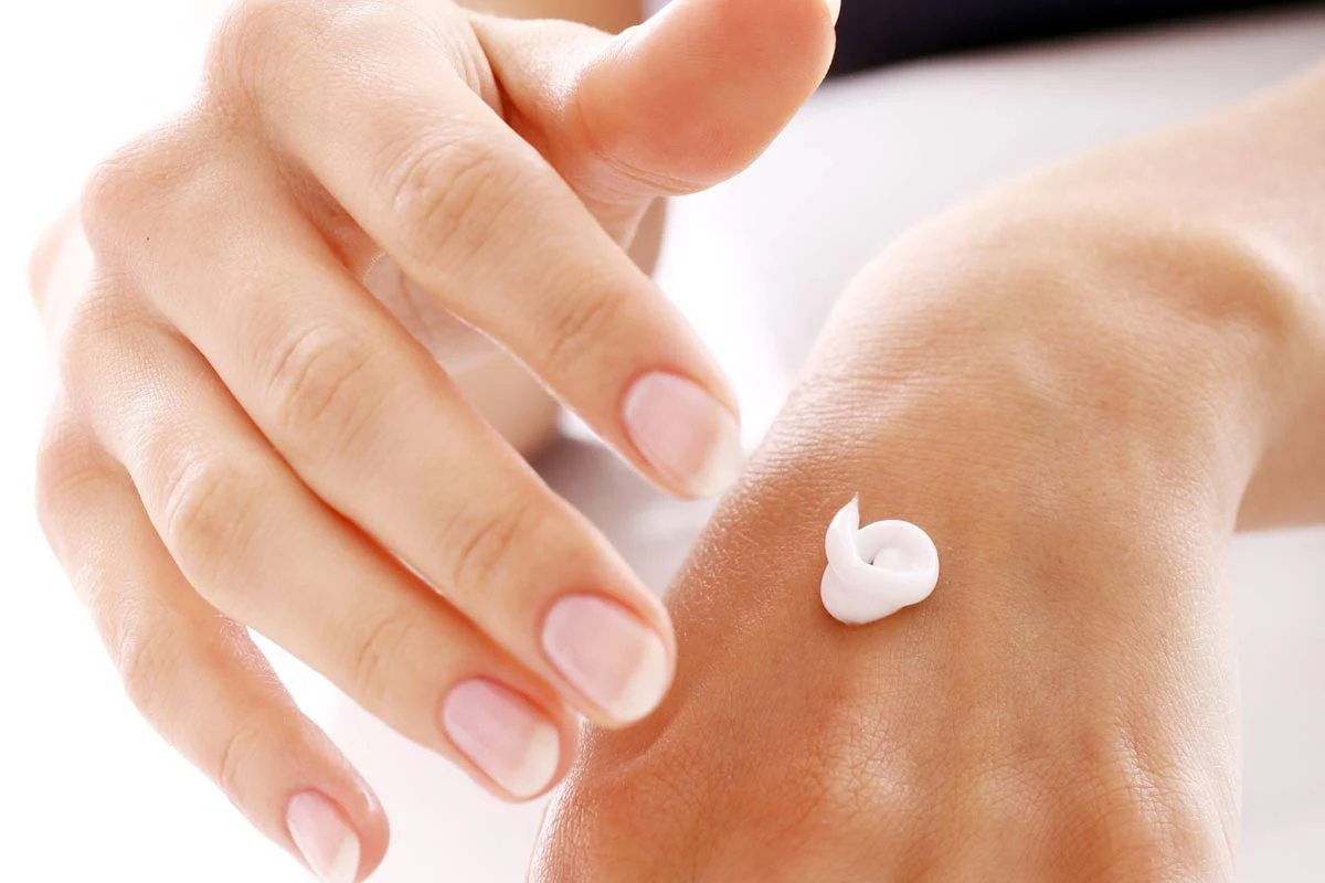 Pielęgnacja dłoni to podstawa. Jeśli chcemy, by manicure ładnie się prezentował, musimy zadbać odpowiednio o wygląd skóry i paznokci. 