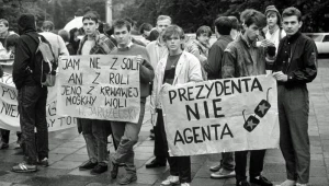 Lipiec 1989 r. Demonstracja przed sejmem przeciwko wyborowi Wojciecha Jaruzelskiego na prezydenta PRL