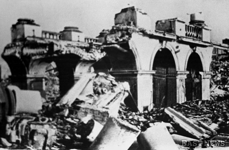 Ruiny Pałacu Saskiego po wysadzeniu przez Niemców w 1944 r.