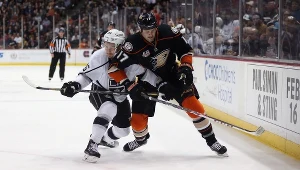 Dustin Penner (z prawej) strzelił gola w meczu z Los Angeles Kings