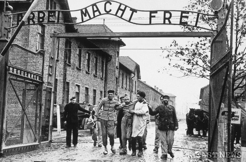 27.01.1945 - wyprowadzanie więźniów z obozu Auschwitz
