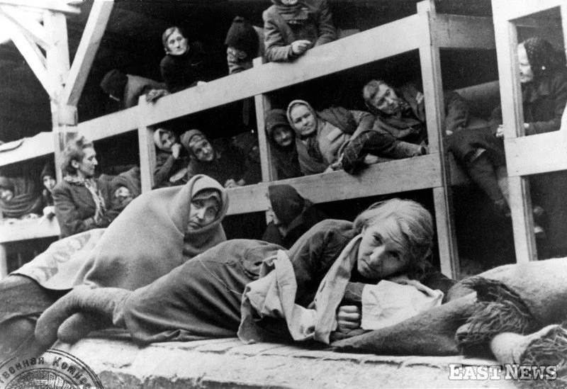 Kobiety w barakach Auschwitz - zdjęcie z filmu nagranego przez radzieckich żołnierzy po wyzwoleniu obozu