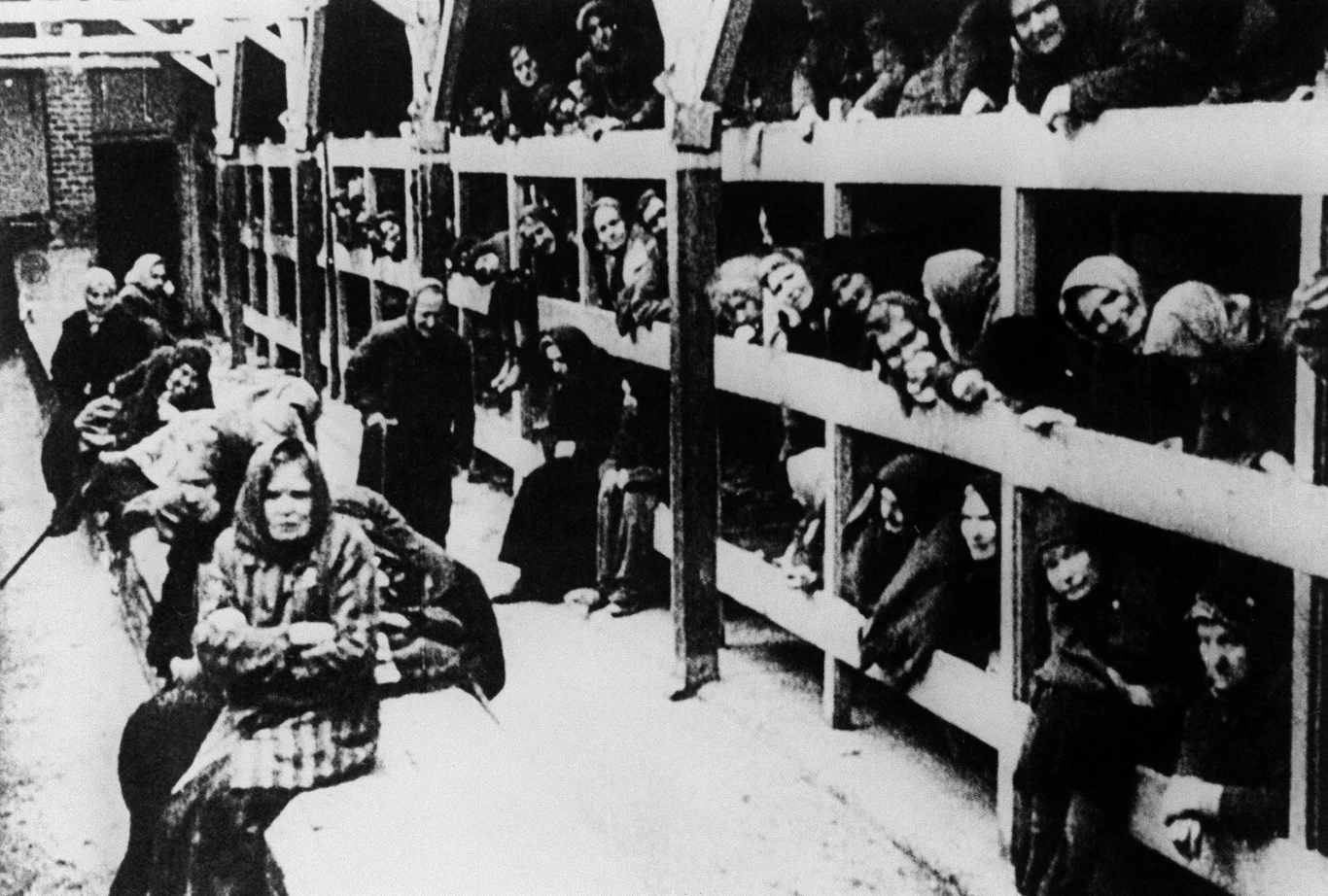 Żydowskie kobiety w baraku - po wyzwoleniu Auschwitz