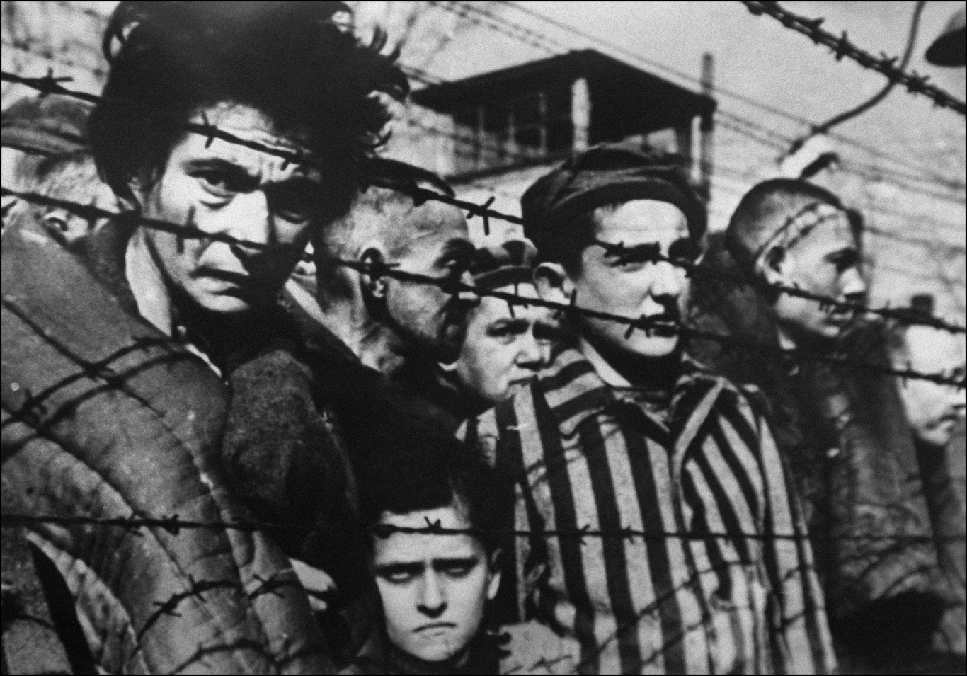 Wyzwolenie Auschwitz - więźniowie za drutami