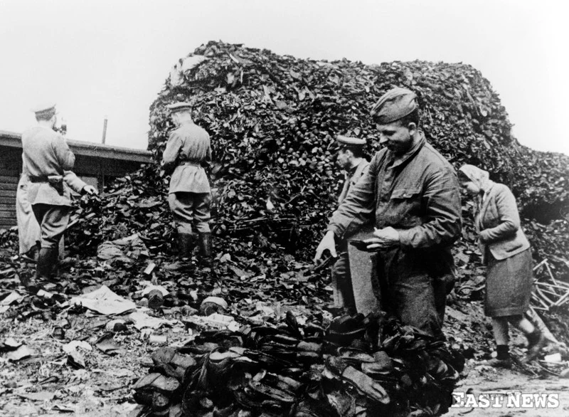 Inspekcja radzieckich żołnierzy w obozie Auschwitz, n/z żołnierze przy stosach odzieży