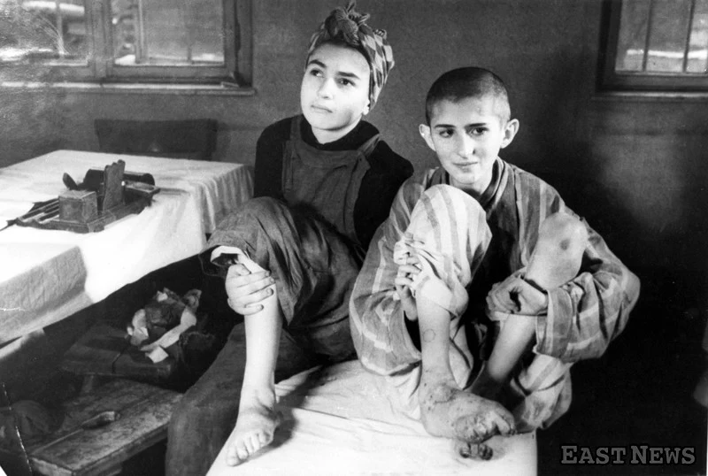 Wyzwolenie obozu Auschwitz - dzieci w punkcie medycznym