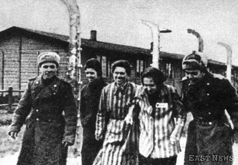 Żołnierze armii radzieckiej i więźniowie z wyzwolonego obozu Auschwitz