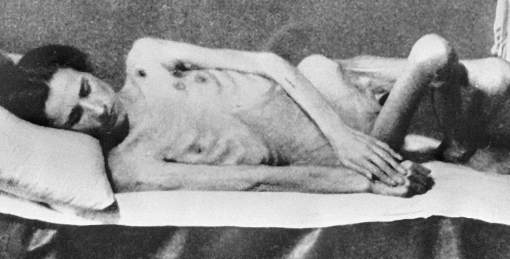 Wygłodzona kobieta znaleziona przez radzieckich żołnierzy po wyzwoleniu obozu Auschwitz