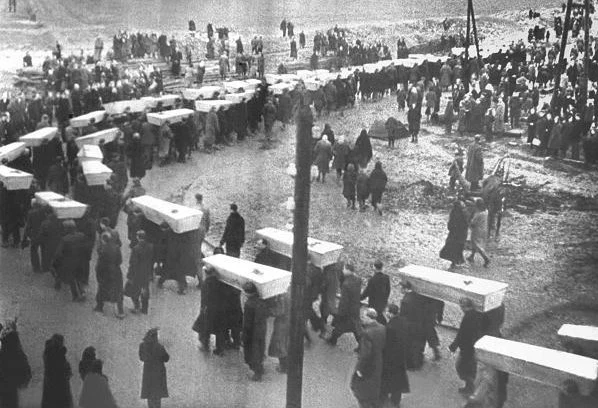 Pogrzeb więźniów obozu Auschwitz, styczeń 1945