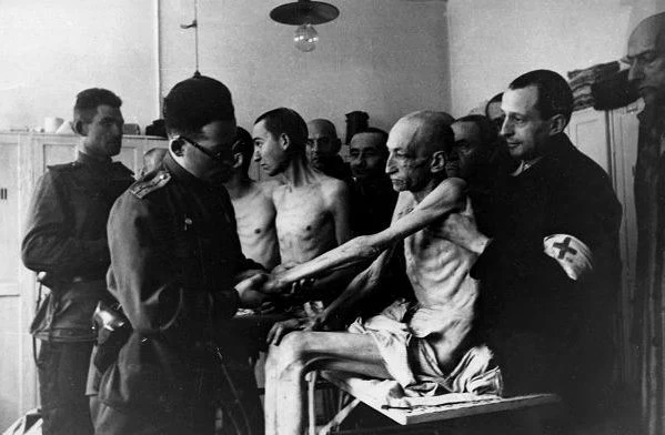 Lekarze wojskowi z Armii Czerwonej badają wieźniów po wyzwoleniu obozu Auschwitz