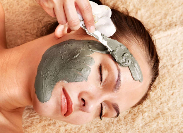 Kosmetyki z glinką działają bardzo korzystnie podczas pielęgnacji skóry twarzy