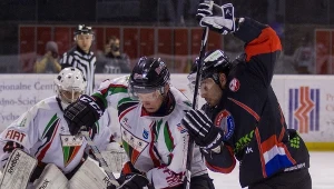 Michał Kotlorz (C) z GKS Tychy walczy z zawodnikiem Ciarko PBS Bank Sanok