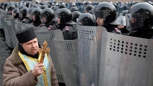 Duchowny przed oddziałem milicji