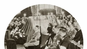 Kanclerz III Rzeszy Adolf Hitler na mszy żałobnej po śmierci marszałka Józefa Piłsudskiego w berlińskim kościele św. Jadwigi (rok 1935)