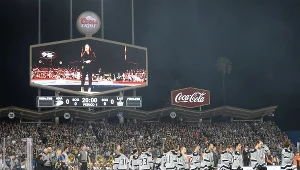 Hokeiści Kings i Ducks zagrali pod gołym niebem w Los Angeles