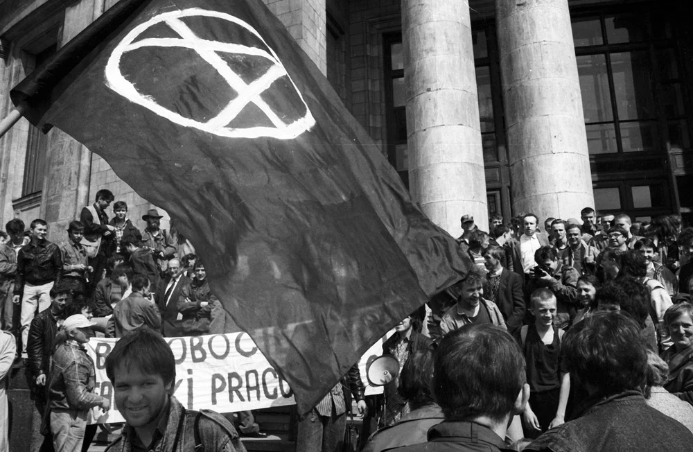 Demonstracja przed Salą Kongresową podczas ostatniego zjazdu PZPR