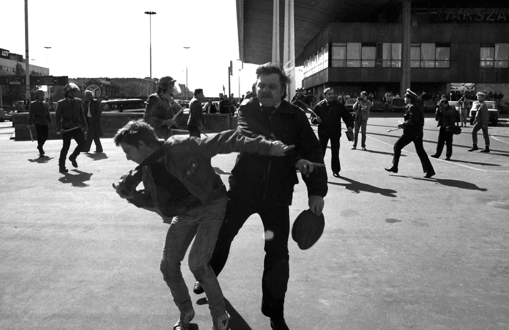 Demonstracja przed Salą Kongresową podczas ostatniego zjazdu PZPR; n/z zamieszki z policją