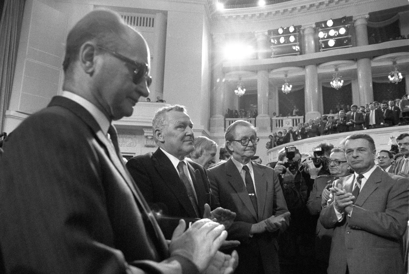 Otwarcie XI Zjazdu PZPR, n/z prezydent Wojciech Jaruzelski, I sekretarz KC PZPR Mieczysław Rakowski, Mikołaj Kozakiewicz, minister spraw wewnętrznych Czesław Kiszczak