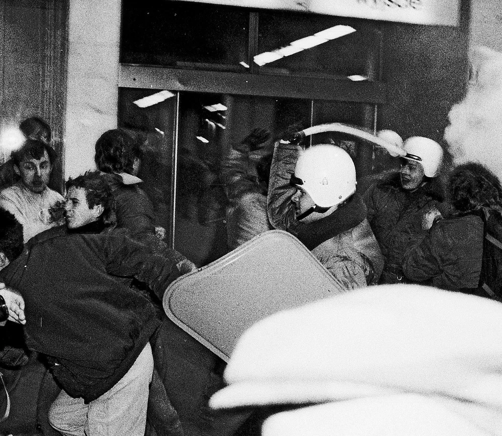 Ostatni zjazd PZPR , zamieszki pod Pałacem Kultury i Nauki; n/z interwencja OPMO (Oddziałów Prewencji Milicji Obywatelskiej ) dawniej ZOMO
