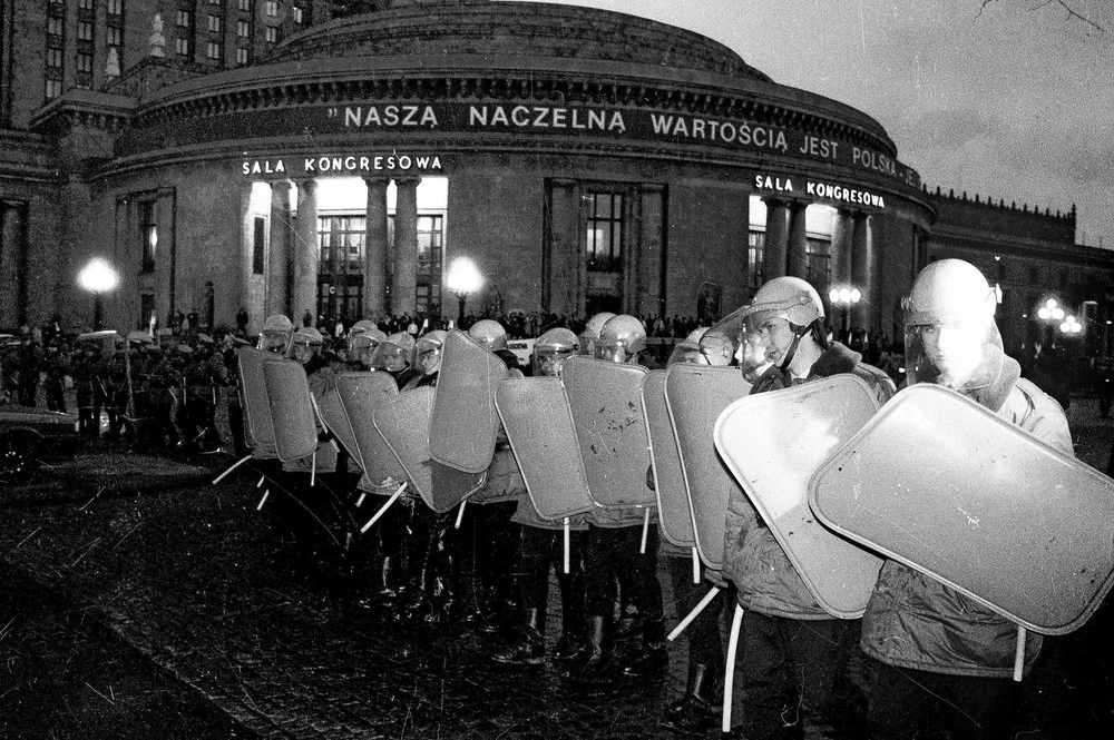 Ostatni zjazd PZPR, zamieszki pod Pałacem Kultury i Nauki; n/z interwencja OPMO (Oddziałów Prewencji Milicji Obywatelskiej) dawniej ZOMO
