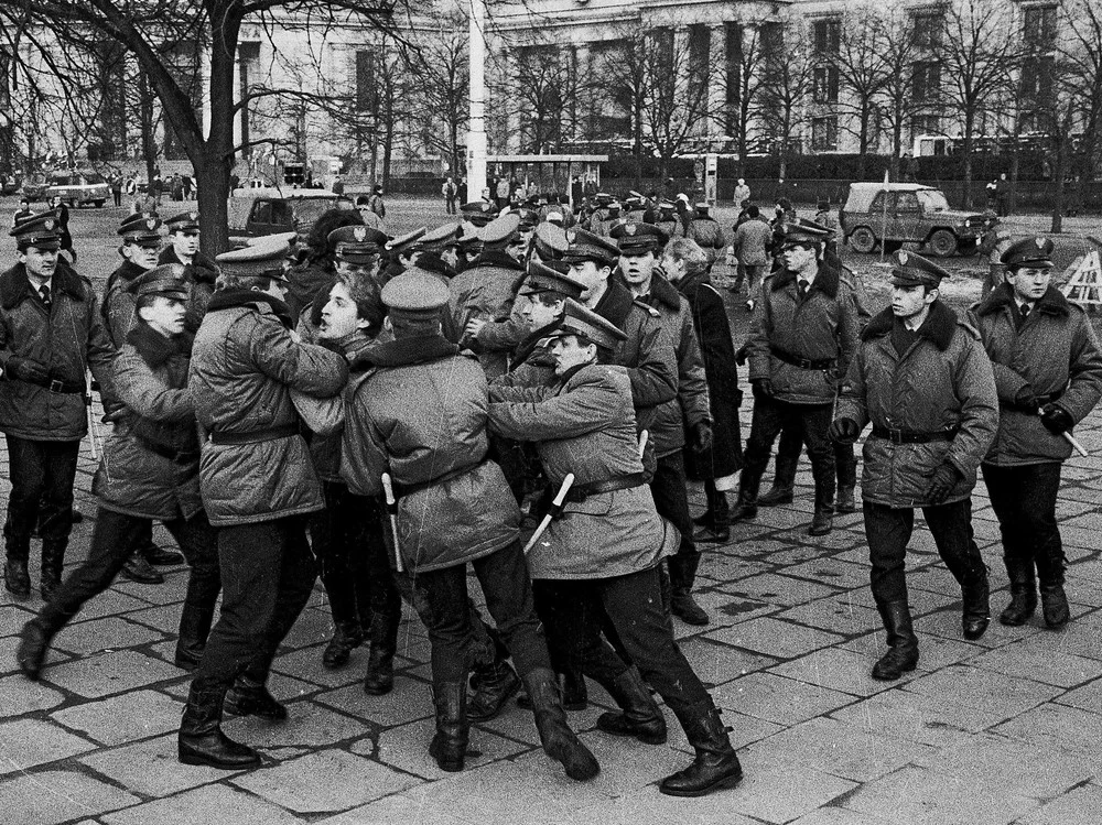 Ostatni zjazd PZPR, zamieszki pod Pałacem Kultury i Nauki; n/z interwencja OPMO (Oddziałów Prewencji Milicji Obywatelskiej) dawniej ZOMO