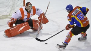 Rafał Radziszewski (L), bramkarz Cracovii oobserwuje atakującego Krystiana Dziubińskiego z  Podhala