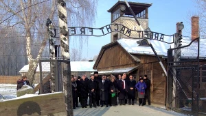 Delegacja Knesetu, parlamentu Izraela, podczas zwiedzania byłego niemieckiego obozu Auschwitz