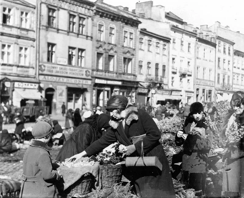 Sprzedaż kwiatów i gałązek wierzbowych na Rynku. Koło ratusza można było sprzedawać wyłącznie kwiaty, owoce, warzywa i nabiał Sprzedaż kwiatów i gałązek wierzbowych na Rynku. Koło ratusza można było sprzedawać wyłącznie kwiaty, owoce, warzywa i nabiał
