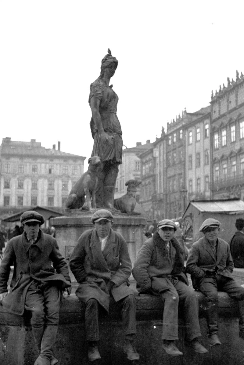 W 1793 roku w narożnikach placu Rynkowego postawiono cztery fontanny z rzeźbami dłuta Hartmana Witwera: Diany, Neptuna, Amfitryty i Adonisa. Na zdjęciu widzimy postać Diany i prawdopodobnie siedzących wkoło niej słynnych lwowskich „batiarów” (urwisów). W 1793 roku w narożnikach placu Rynkowego postawiono cztery fontanny z rzeźbami dłuta Hartmana Witwera: Diany, Neptuna, Amfitryty i Adonisa. Na zdjęciu widzimy postać Diany i prawdopodobnie siedzących wkoło niej słynnych lwowskich „batiarów” (urwisów).