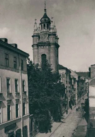 Katedra ormiańska pw. Zaśnięcia Najświętszej Marii Panny zbudowana w XIV wieku na miejscu wcześniejszej drewnianej budowli, od XV wieku wielokrotnie przebudowywana i rozbudowywana Katedra ormiańska pw. Zaśnięcia Najświętszej Marii Panny zbudowana w XIV wieku na miejscu wcześniejszej drewnianej budowli, od XV wieku wielokrotnie przebudowywana i rozbudowywana
