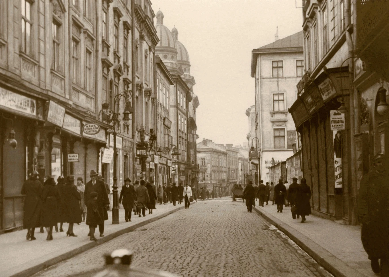 Fragment ulicy Krakowskiej, po lewej widać kopuły cerkwi Przemienienia Pańskiego (Preobrażeńskiej), zbudowanej pod koniec XIX wieku, największej greckokatolickiej świątyni Lwowa. Fragment ulicy Krakowskiej, po lewej widać kopuły cerkwi Przemienienia Pańskiego (Preobrażeńskiej), zbudowanej pod koniec XIX wieku, największej greckokatolickiej świątyni Lwowa.