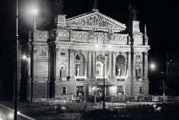 Pod zbudowanym w 1900 roku Teatrem Wielkim, nazywanym też Teatrem Miejskim i Operą Lwowską – niczym Bièvre pod paryską Operą Garniera – płynie zasklepiona przez architekta Zygmunta Gorgolewskiego rzeka Pełtew. Pod zbudowanym w 1900 roku Teatrem Wielkim, nazywanym też Teatrem Miejskim i Operą Lwowską – niczym Bièvre pod paryską Operą Garniera – płynie zasklepiona przez architekta Zygmunta Gorgolewskiego rzeka Pełtew.