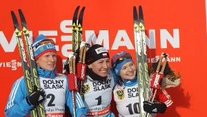 Justyna Kowalczyk (w środku) bez problemów wygrała bieg na 10 km techniką klasyczną w Szklarskiej Porębie