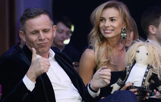 Iza Janachowska z milionerem i lalką Anji Rubik Iza Janachowska z milionerem i lalką Anji Rubik