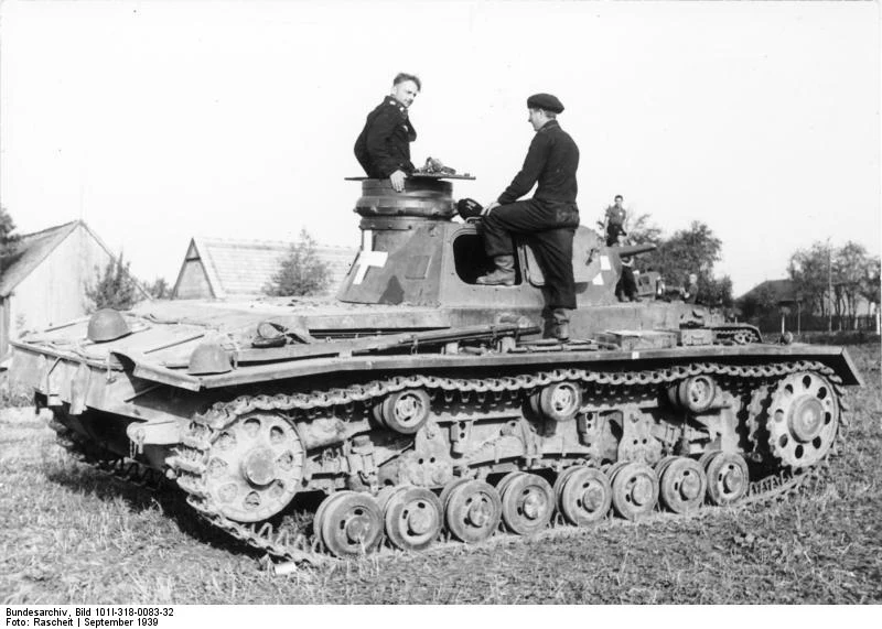 Czołg PzKpfw III w Polsce we wrześniu 1939 roku. Dobrze widoczne białe krzyże, które malowano jedynie w Polsce