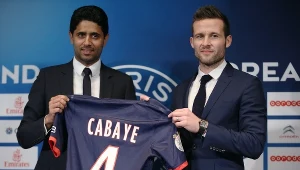 Nowy piłkarz PSG - Yohan Cabaye podczas prezentacji w towarzystwie prezydenta klubu Nassera al-Kahlaifiego