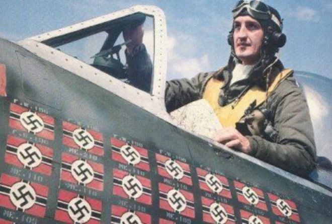 Franciszek "Gabby" Gabryszewski w kabinie P-47D. Na kadłubie oznaczenie zestrzeleń