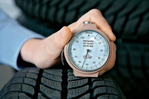 Max. 65 Sh to graniczna twardość gumy zimówki. Letnie mają powyżej 70 Sh.