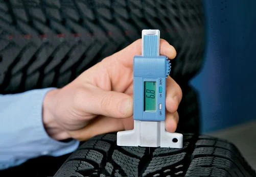 Min. 4 mm to najmniejsza głębokość bieżnika w zimówce.