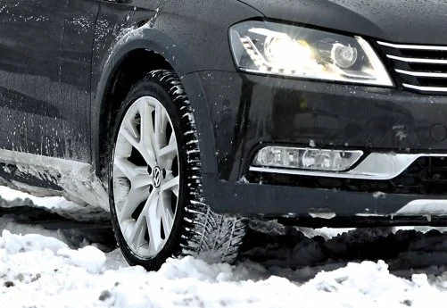 Śnieg zalepiający bieżnik, wbrew pozorom, sprzyja przyczepności