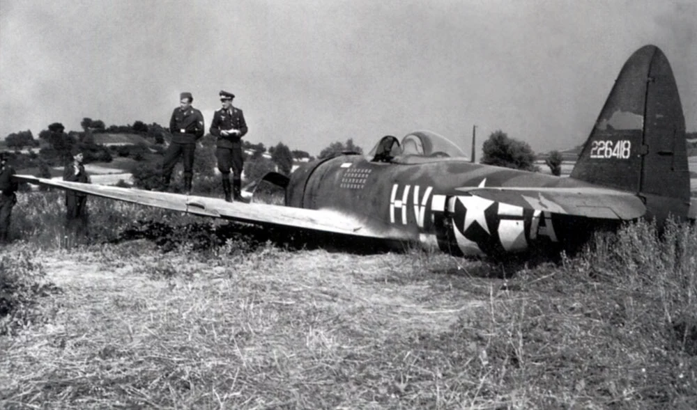 P-47D Thunderbolt Gabreskiego po awaryjnym lądowaniu w Niemczech