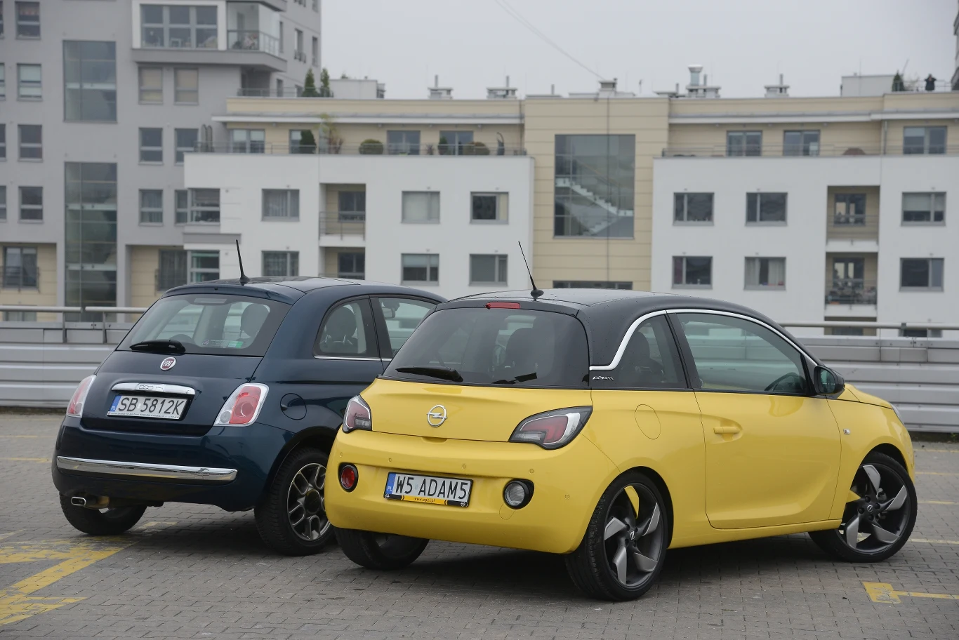 Fiat ma stonowany wygląd. 18-calowe felgi w Oplu to przesada.