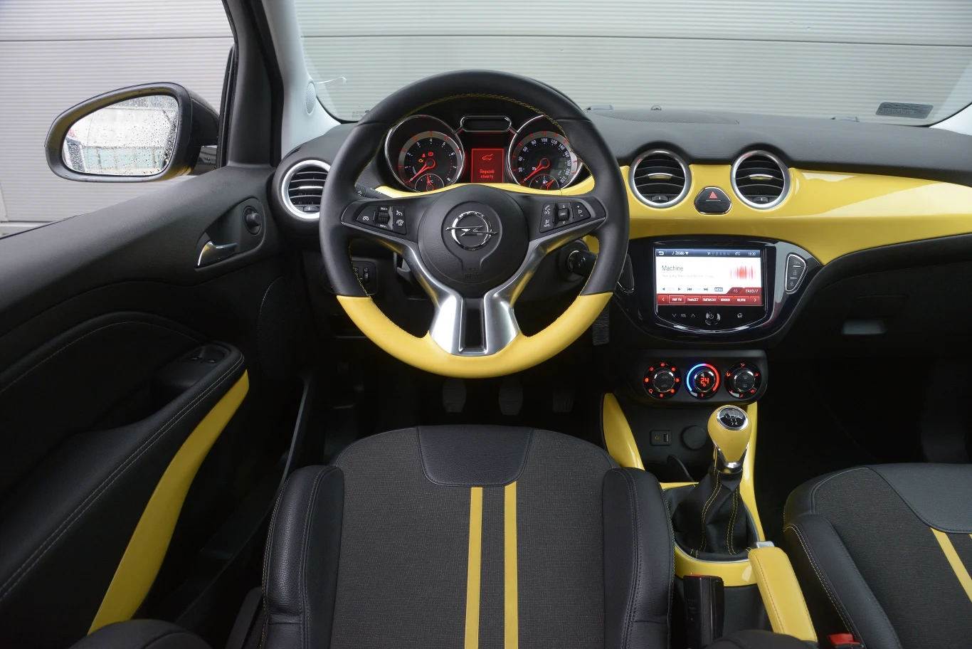 Opel Adam 1.2 Ecotec Jam: od drugiej wersji wyposażenia kierownica ma dwuosiową regulację. Panel klimatyzacji umieszczono nieco za nisko. Jedynie lakierowane elementy deski rozdzielczej Opla stanowią nawiązania do Fiata.