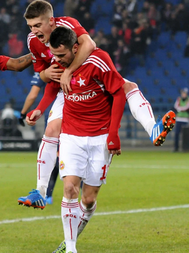 Akademia Piłkarska Wisła będzie chciał wychowywać takie perełki jak Michał Chrapek (na plecach) i Paweł Brożek. Akademia Piłkarska Wisła będzie chciał wychowywać takie perełki jak Michał Chrapek (na plecach) i Paweł Brożek.